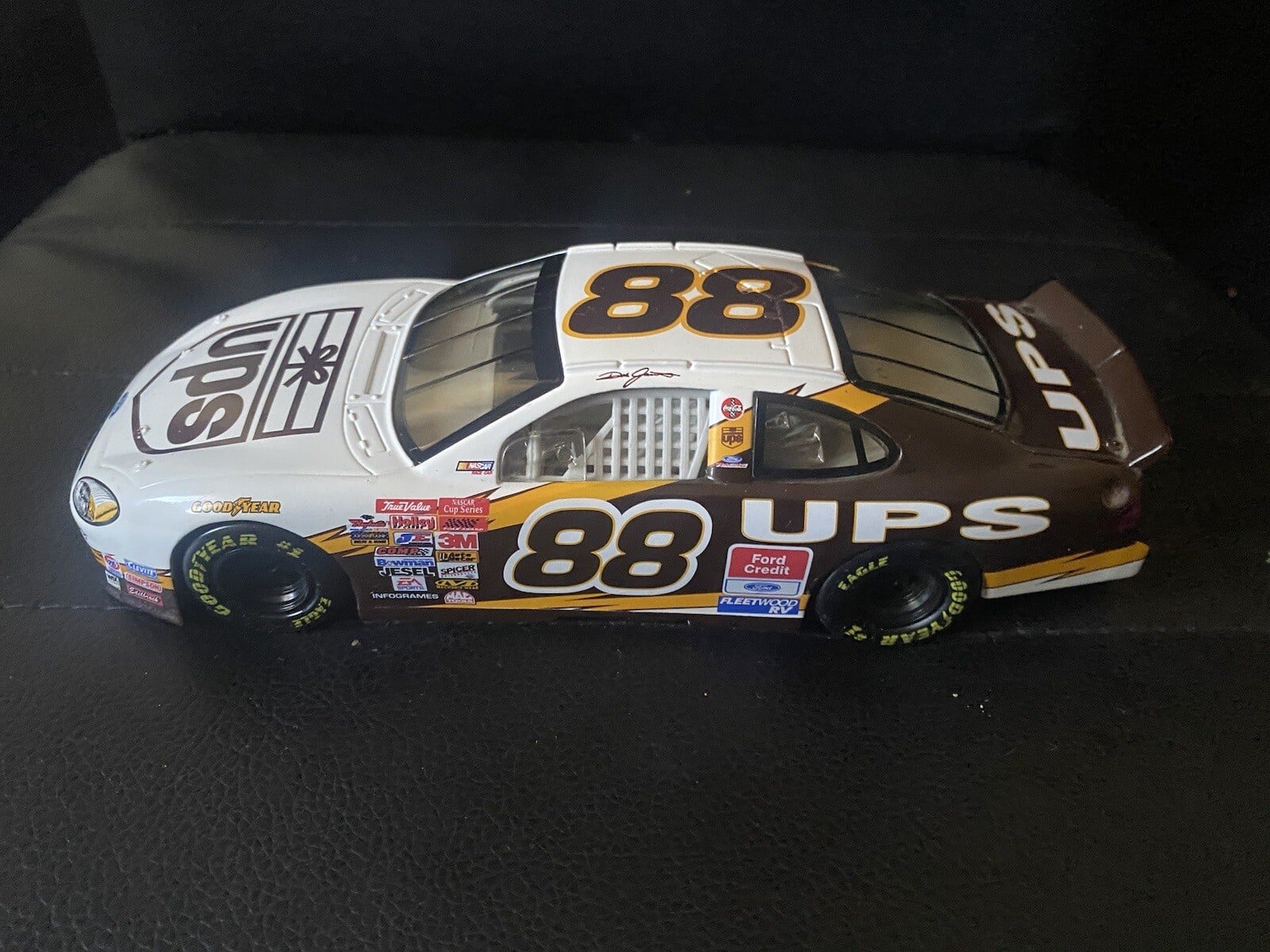 Action 2002 Dale Jarrett #88 UPS Ford Taurus 1:24 Diecast Nascar